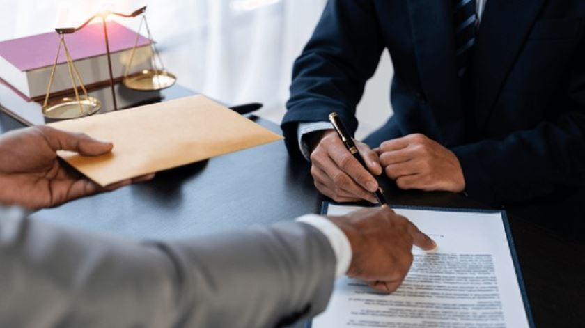 Barometri 2025: 50 për qind e bizneseve në Shqipëri japin ryshfet në administratë